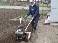 畑耕起作業